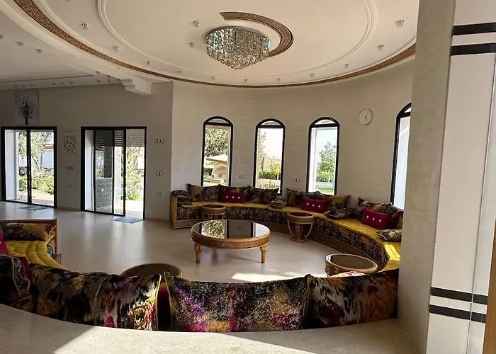 Super Belle Villa Avec Piscine